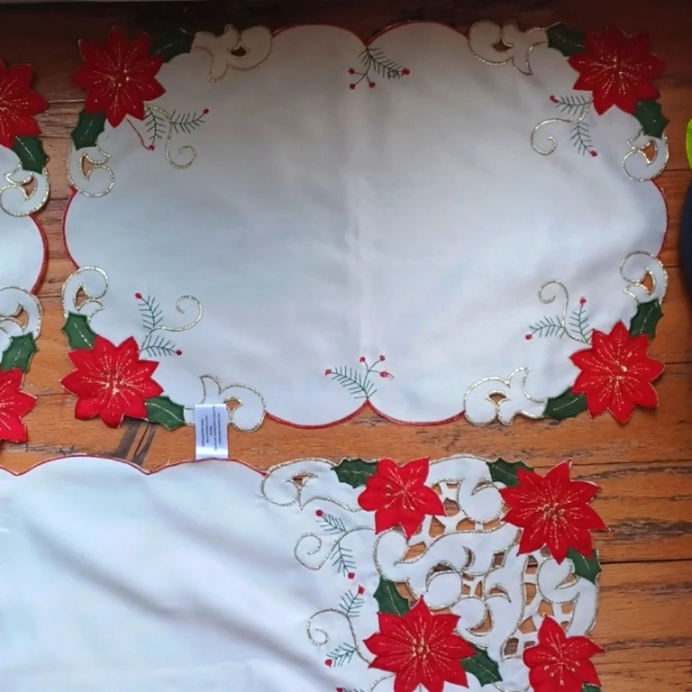 Poinsettia Red Embroidery Table Cloth 51 W 68L  Cream 5 Matching Place Settings
